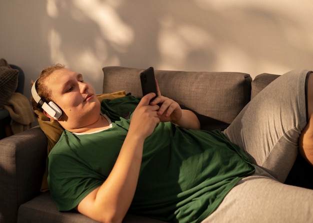 Free Photo medium shot plus-sized man in homewear
