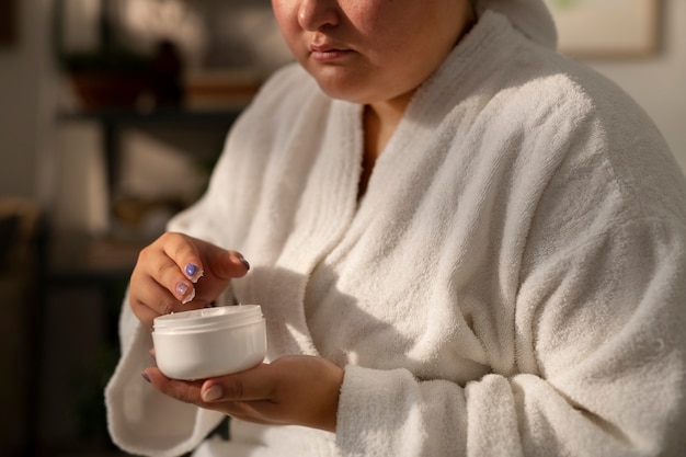 Foto gratuita donna più grande del colpo medio che pratica la cura di sé