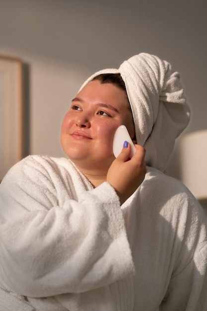 Free photo medium shot plus-sized woman practicing selfcare