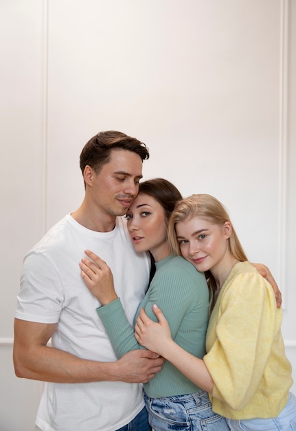 Free photo medium shot polyamorous relationship