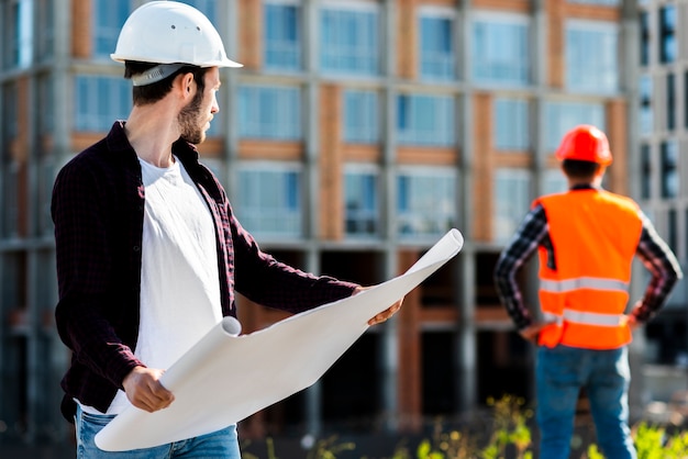 Foto gratuita ritratto di colpo medio di architetto supervisione della costruzione