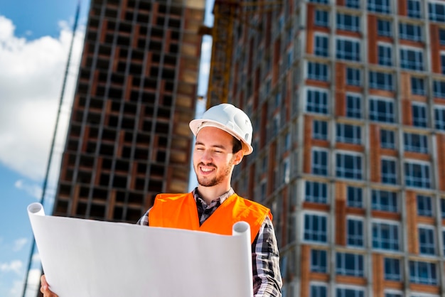 Free photo medium shot portrait of engineer looking at plans