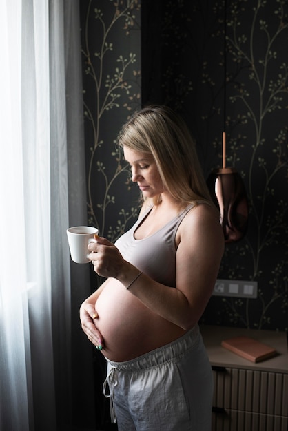 Foto gratuita donna incinta a tiro medio