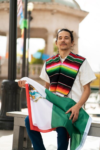 멕시코 국기를 들고 중간 샷 자랑 남자