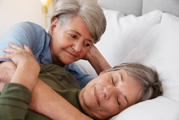 Free photo medium shot queer couple at home