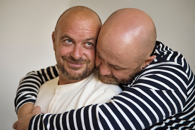 Бесплатное фото Среднестатистические мужчины обнимаются