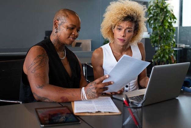 Foto gratuita medium ha sparato alle persone omosessuali al lavoro.