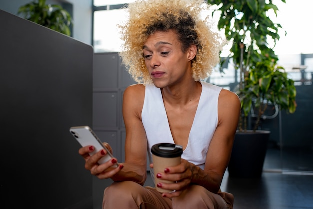 Foto gratuita persona omosessuale di medie dimensioni al lavoro