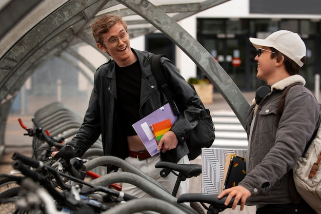 Foto gratuita studenti queer di tiro medio all'aperto