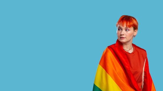 Foto gratuita donna queer di media foto che posa con lo spazio per la copia