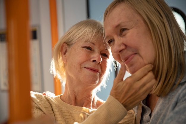 Free photo medium shot queer women in public transport