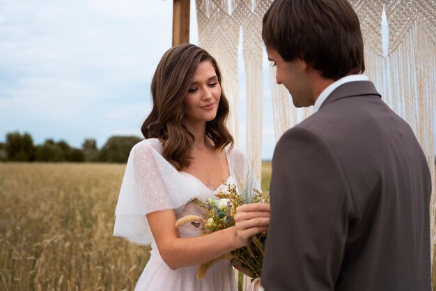 無料写真 ミディアムショットのロマンチックなカップルが結婚する