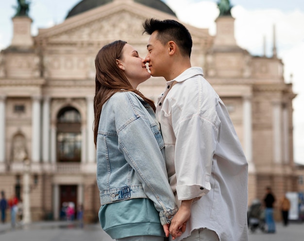 Бесплатное фото Романтическая пара среднего кадра готова поцеловаться