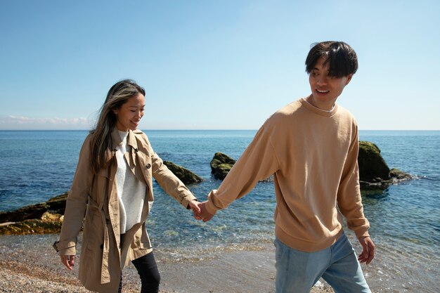 Free photo medium shot romantic couple at seaside