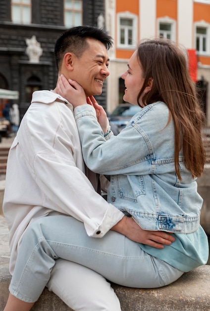 Foto gratuita seduta romantica delle coppie del colpo medio