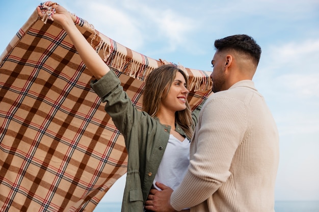 무료 사진 격자 무늬 담요와 중간 샷 로맨틱 커플