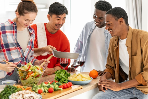 Foto gratuita compagni di stanza di tiro medio in cucina