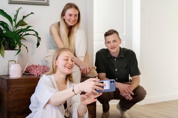 Free photo medium shot roommates taking selfie