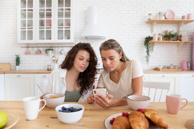 Coinquilini di tiro medio con smartphone