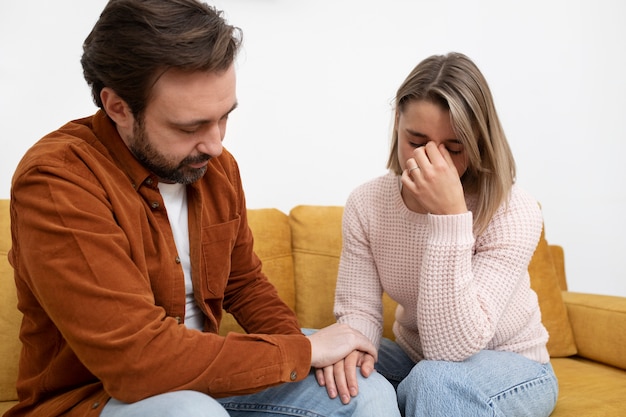 Foto gratuita persone tristi di tiro medio a casa