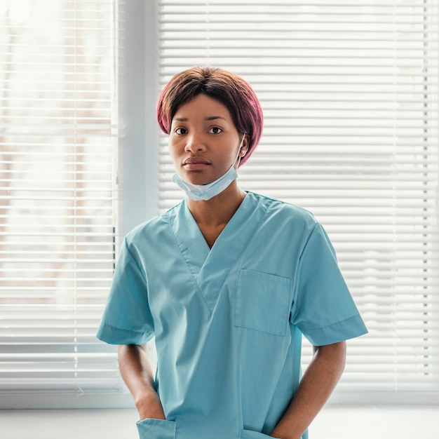 Foto gratuita donna triste colpo medio con maschera