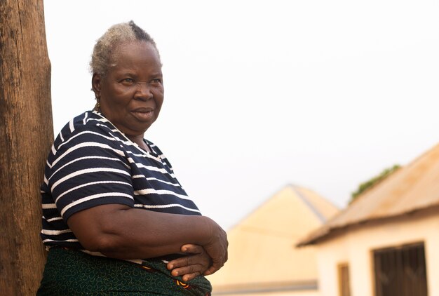 Средний снимок пожилой чернокожей женщины позирует
