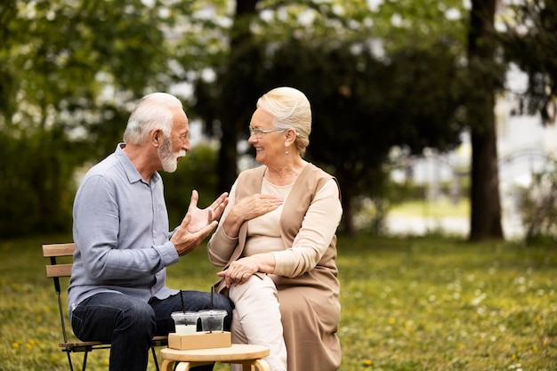 Free photo medium shot senior couple on chairs