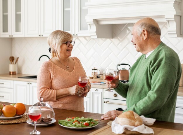 Coppia senior del colpo medio in cucina