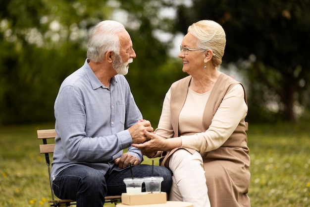 Free photo medium shot senior couple outdoors