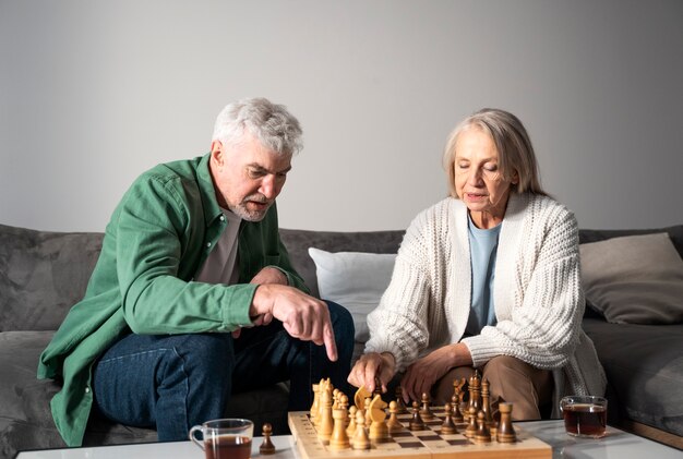 Средний выстрел старшая пара играет в шахматы