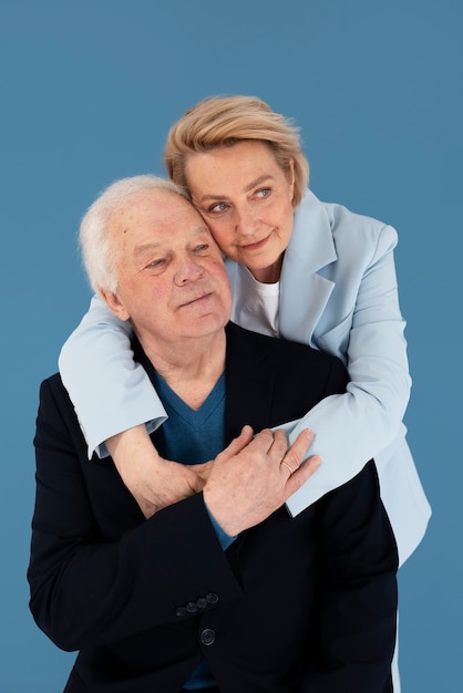 Free photo medium shot senior couple posing in studio