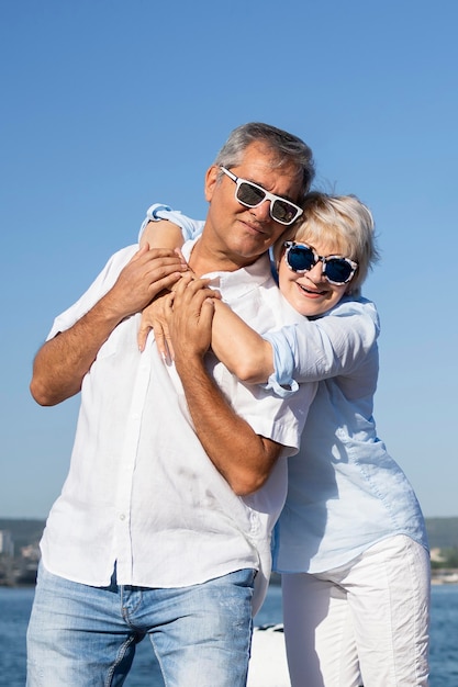 Foto gratuita coppia senior di tiro medio in viaggio