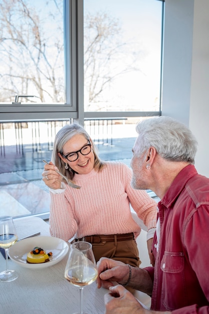 Free photo medium shot senior couple with dessert