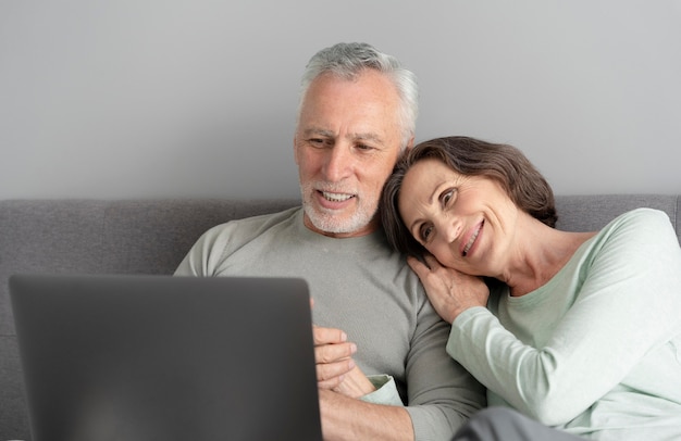 Foto gratuita coppia senior a tiro medio con laptop