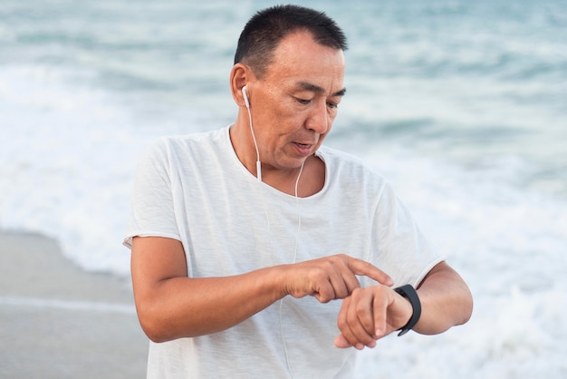 Free photo medium shot senior man checking watch