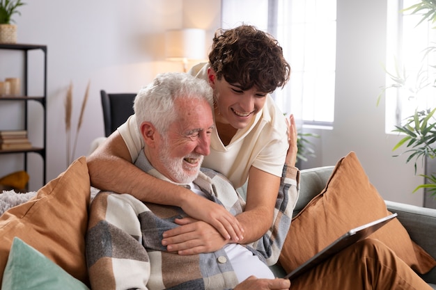 Free photo medium shot senior man holding tablet