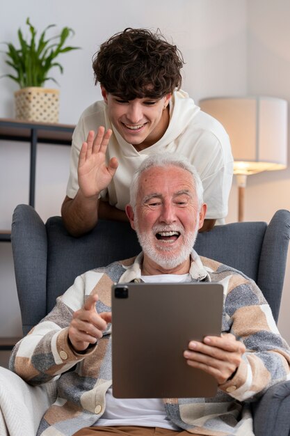 タブレットを保持しているミディアムショットの年配の男性