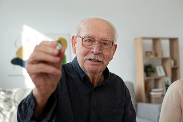 ビンゴをしているミディアムショットの年配の男性