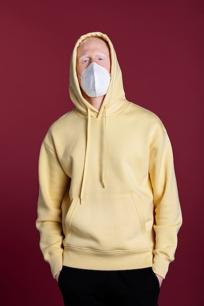 無料写真 マスクを身に着けているミディアムショットの年配の男性