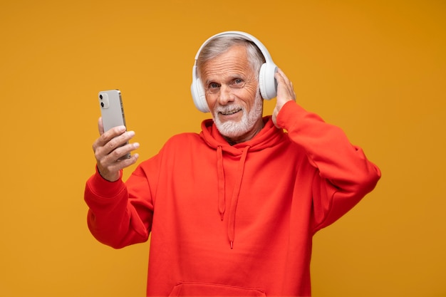 Uomo anziano a tiro medio con dispositivi