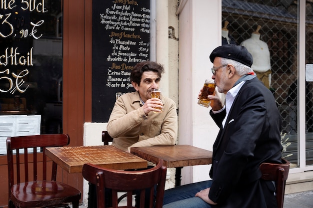 Foto gratuita uomini anziani di tiro medio al bistrot