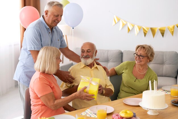 Free photo medium shot senior people celebrating birthday