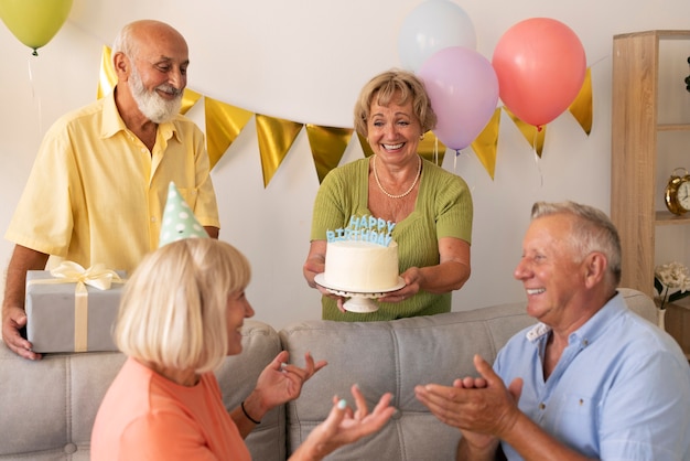 Free photo medium shot senior people celebrating birthday