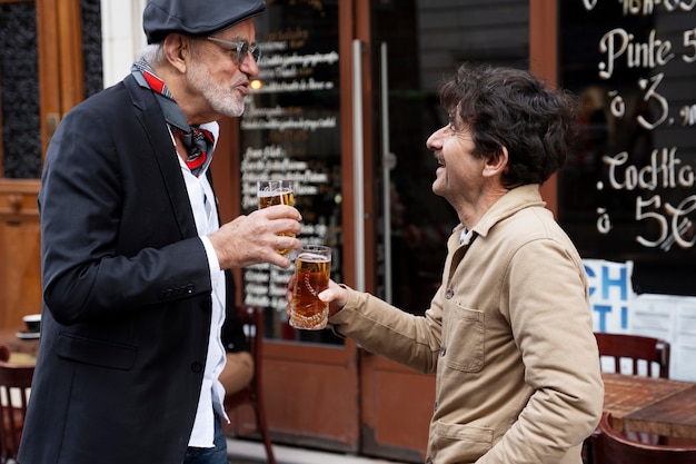 Free photo medium shot senior people holding drinks