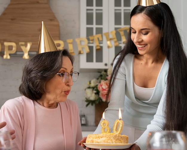 Среднего выстрела старшая женщина празднует день рождения