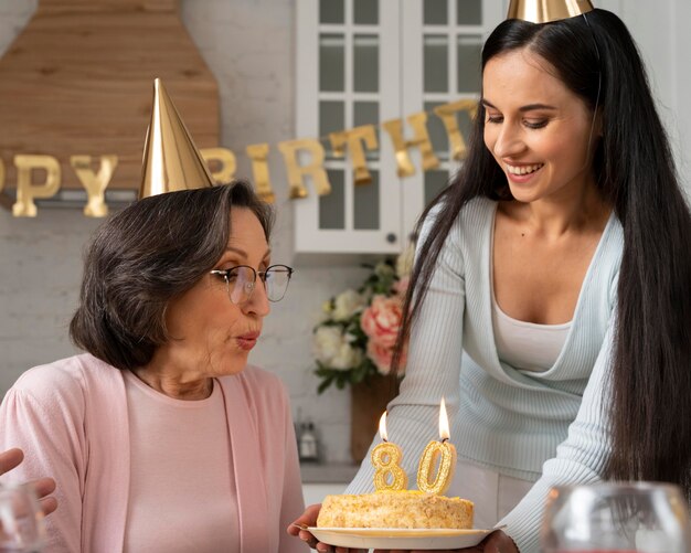 誕生日を祝うミディアムショットの年配の女性