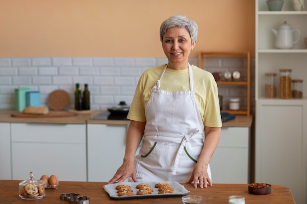 無料写真 家庭で料理をするミディアムショットのシニア女性
