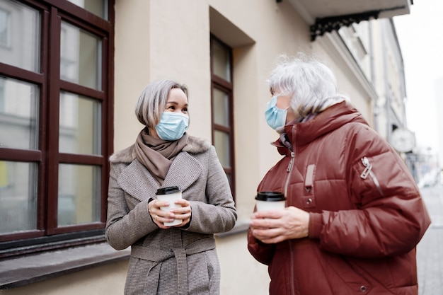 Foto gratuita donne senior del colpo medio che camminano insieme