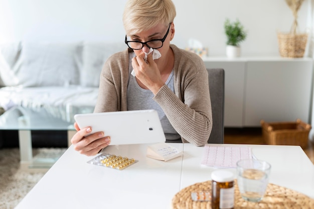 Free photo medium shot sick woman at home