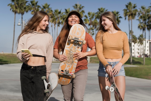 Foto gratuita ragazze skater di tiro medio all'aperto